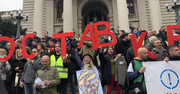 Год со дня обрушения козырька железнодорожного вокзала в Нови-Саде