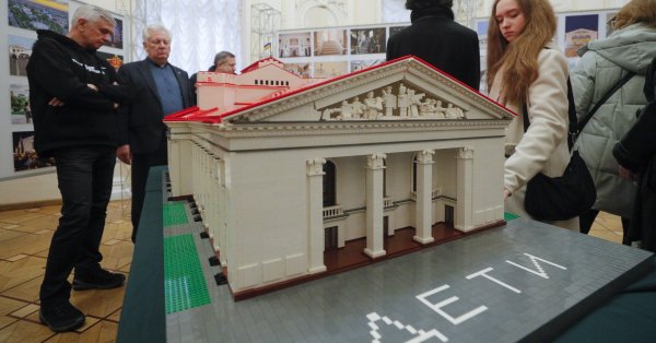 Россия «поет и танцует» на костях погибших украинцев в театре Мариуполя