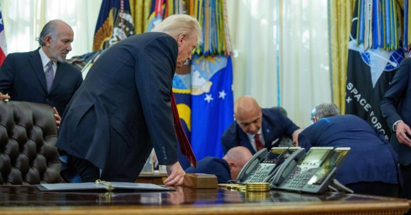 Мужчина потерял сознание позади Трампа на пресс-конференции в Овальном кабинете ВИДЕО