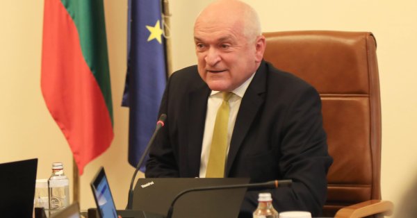 Премия за премией в учреждениях и так далее на миллионы... 113 000 лв. главе Счетной палаты