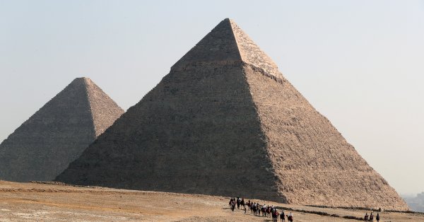 Задержали троих туристов, позировавших обнаженными за пирамидой Хеопса