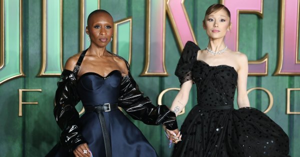 Фанат напал на Ариану Гранде, охрана задержала его НА ВИДЕО