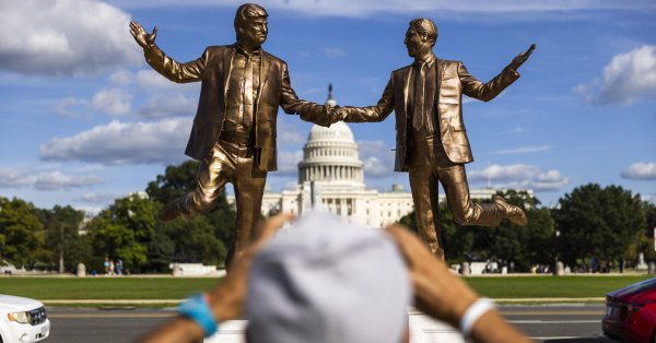 Собака, которая не лает: появились новые электронные письма Эпштейна Трампу