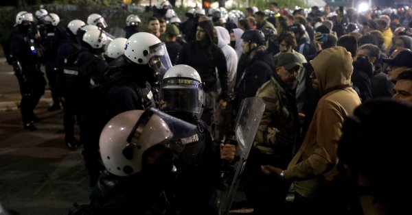 Драка и дым перед зданием парламента в Белграде