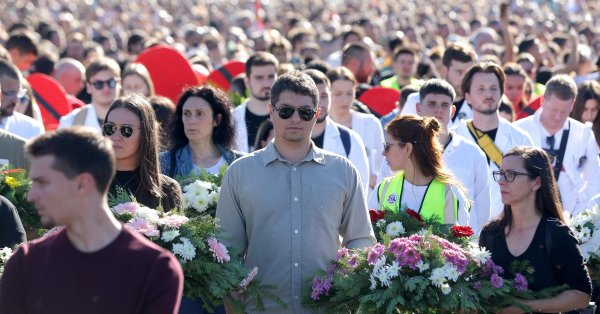 Траурное шествие в Нови-Саде, молчание в память о 16 жертвах