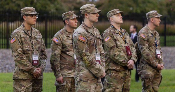 Тысячи американских солдат в Германии остаются без зарплаты и отправлены в продовольственные банки