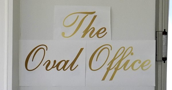 Три листа А4: Новая «золотая пластина» Овального кабинета не понравилась американцам