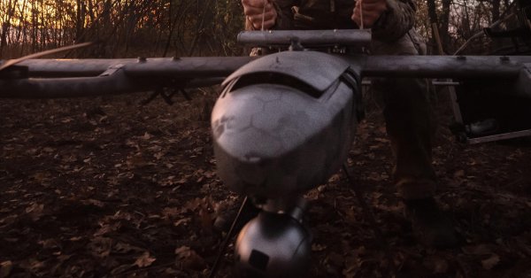 Украинский беспилотник нанес удар по нефтяному объекту в Черноморском городе Новороссийске.