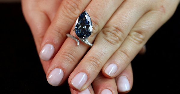 Бриллиант Blue Mellon продан на аукционе за 26,6 миллиона долларов
