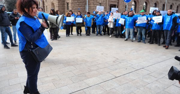А работники сельского хозяйства в знак протеста потребовали повышения заработной платы
