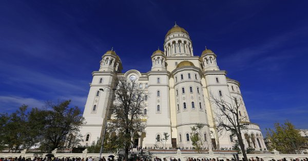 Фашистский гимн в крупнейшем православном соборе мира: прошлое всегда преследует Румынию
