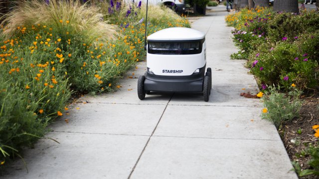 Uber будет доставлять еду в дома Великобритании с помощью роботов Starship Technologies