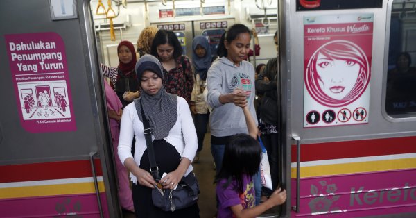 Во Франции потребовали коляски только для женщин, но общественность не согласилась