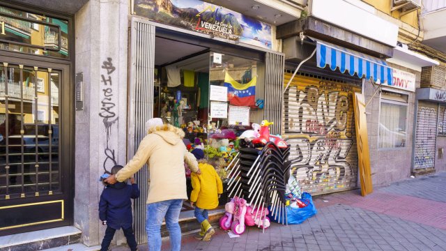 Испания движется в противоположном направлении от Европы и ослабляет иммиграционные правила