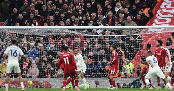 «Ливерпуль» сенсационно проиграл «Ноттингем Форест» со счетом 0:3.