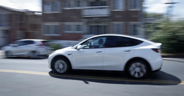 Они исследуют, опасны ли современные дверные ручки Tesla для жизни