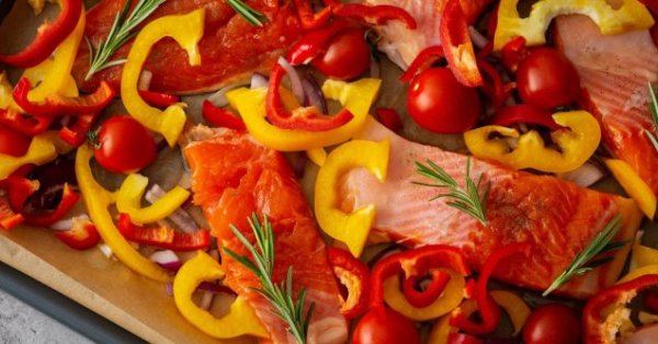 Сегодняшний рецепт: Запеченный лосось с овощами.