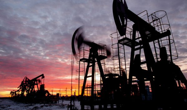 Нефть немного подешевела после сигналов о прогрессе в мирных переговорах по Украине