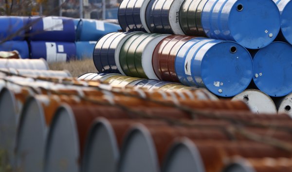 Нефть подешевела с вступлением в силу санкций против «Лукойла» и «Роснефти»