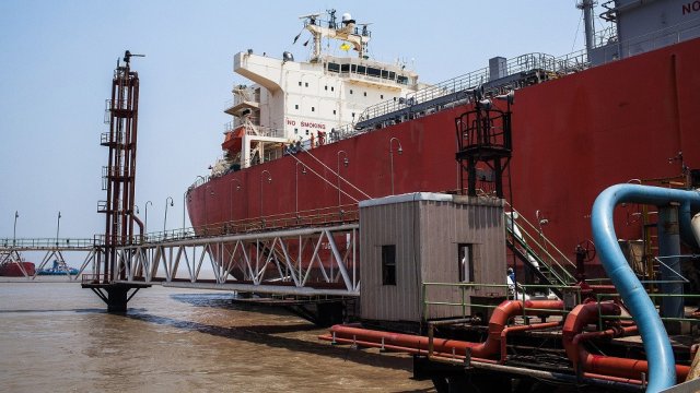 Затраты на транспортировку СПГ растут, но цены в Европе падают до уровня зимы 2024 года.