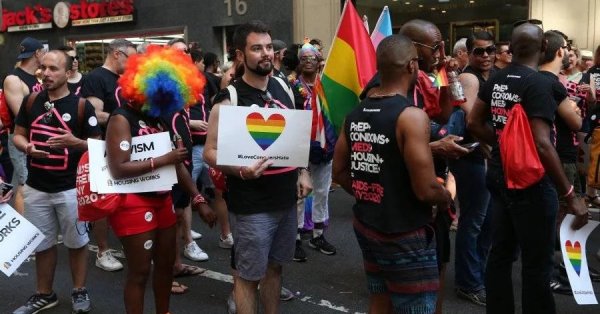 Берлинский пастор благословил отношения четырех мужчин