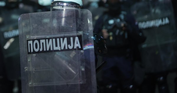 Молодая женщина получила ранения после нападения на полицейского с ножом в Белграде