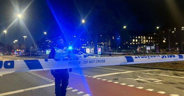 Автобус врезался в остановку в Стокгольме, три человека погибли