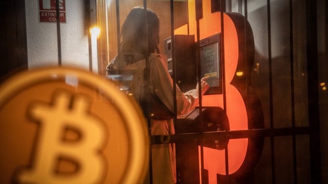 Новое снижение цен обрушило биткойн до 7-месячного минимума