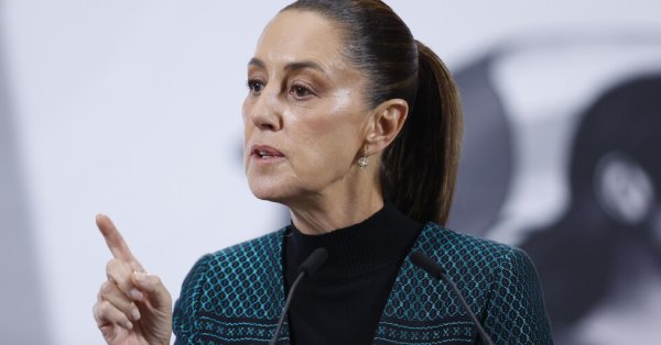 Арестовали мужчину, который лапал и просил поцеловать президента Мексики