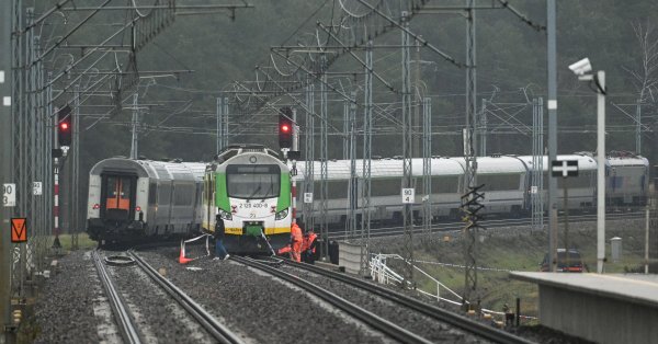 Туск: Двое украинцев, работающих на Москву, подозреваются в диверсии на железнодорожной линии