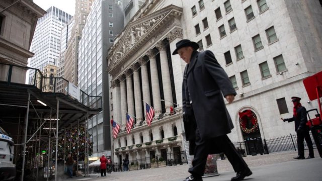 Индекс S&P 500 сократил потери в пятницу, но на Уолл-стрит возобладала осторожность