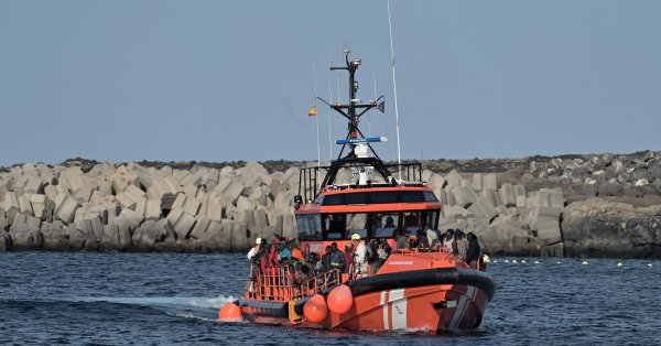 Лодка с мигрантами затонула, сотни пропали без вести