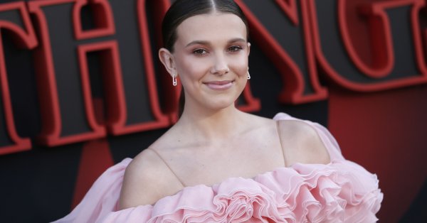 Милли Бобби Браун на мероприятии в прозрачном платье