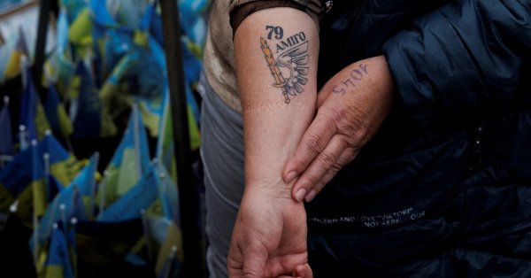 Украинцы делают татуировки, чтобы облегчить боль войны