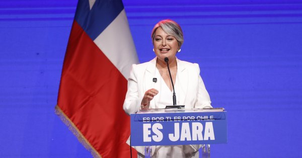 Коммунист и крайне правый кандидат в гонке за пост президента Чили.