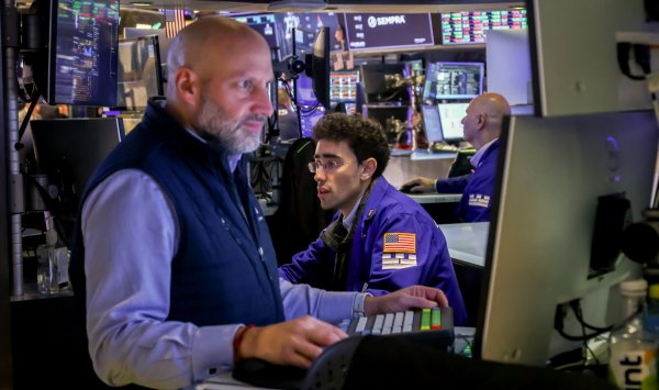 Крах рынка усиливается, охватывая все: от технологий до криптовалют и золота.