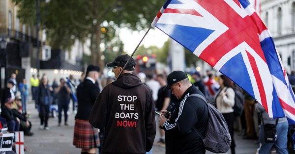 Великобритания против беженцев: резкое сокращение помощи и легкая депортация