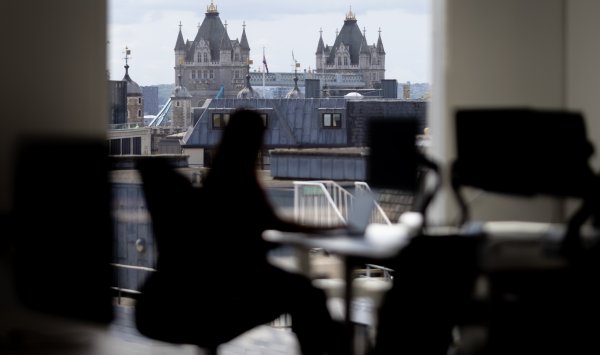 ИИ ведет войну с рабочими местами «белых воротничков». Это закончится плохо