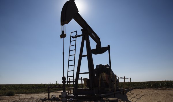 Нефть продолжила снижение на фоне роста запасов в США и более широкой распродажи