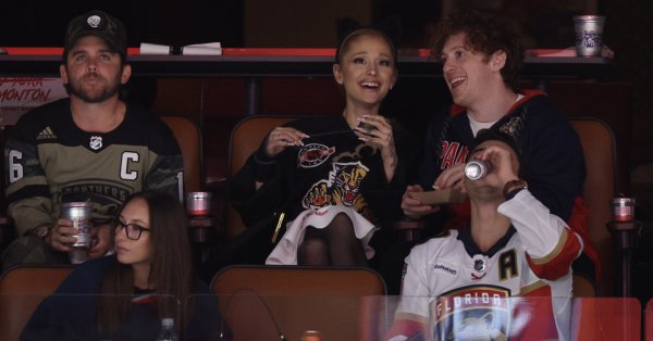 Ариана Гранде и Итан Слейтер не на грани расставания, они просто держат свою личную жизнь в тайне.