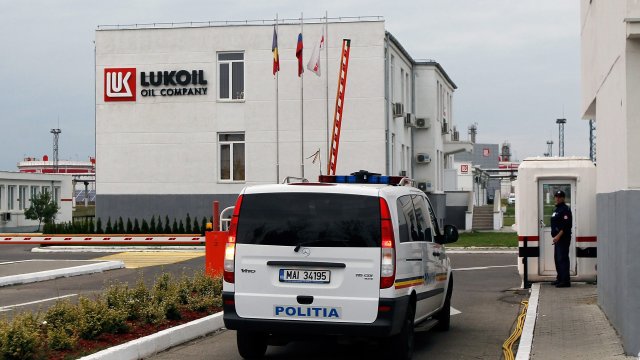 Что будет дальше с сетью нефтеперерабатывающих заводов и АЗС «Лукойла» в Румынии?