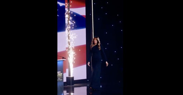 Мелания, получившая награду «Патриот года», передала нации вдохновляющее послание