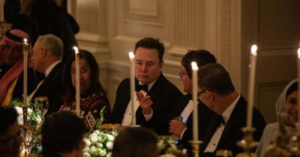 После тихой дипломатии Вэнса: как Трамп и Маск снова стали друзьями?