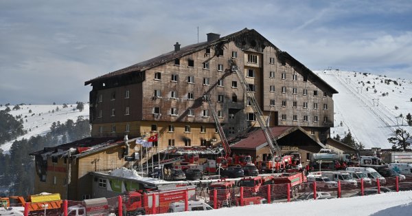 Одиннадцать пожизненных заключений за пожар с 78 жертвами в отеле в Турции