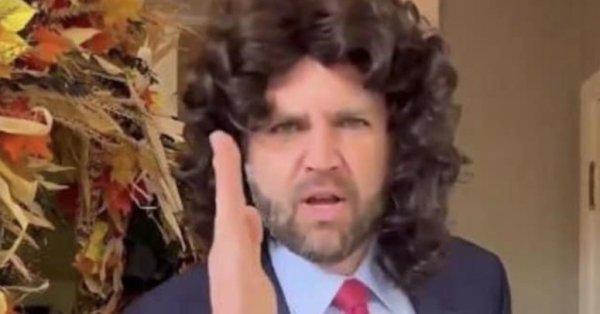 Вэнс проявил самоуничижение и появился в кудрявом парике на Хэллоуин.