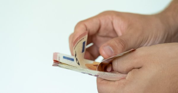 На 52% выросли зарплаты в Комиссии по борьбе с коррупцией и незаконно нажитым имуществом