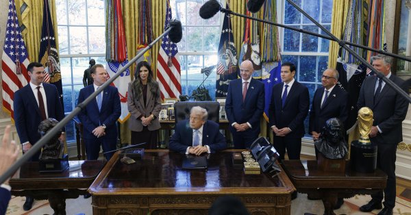 Охрипший Трамп в Белом доме кричит на «глупых людей» ВИДЕО