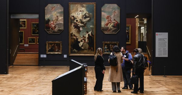 Кризис в Лувре: пожар, кража, а теперь и забастовка