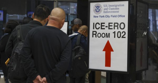 США приостановили все иммиграционные заявления от людей из 19 стран.