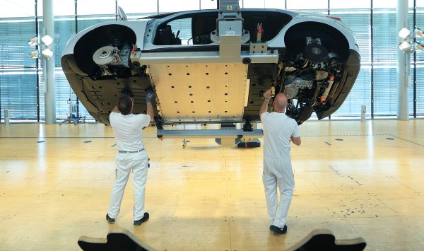 Переход на электромобили происходил медленно, а затем внезапно